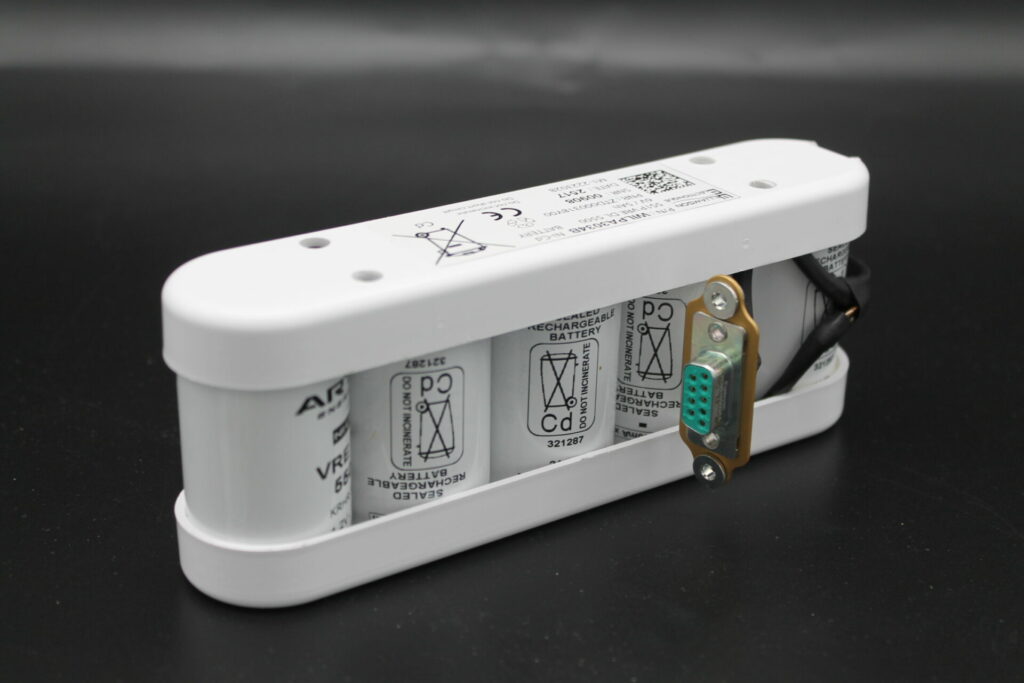 Une batterie 4S1P avec connecteur et boitier rigide.