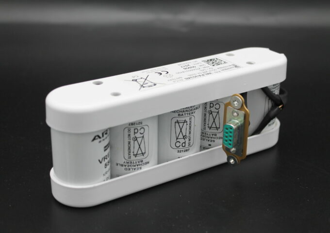 Une batterie 4S1P avec connecteur et boitier rigide.