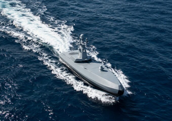 Drone maritime de surface équipé en batteries rechargeables