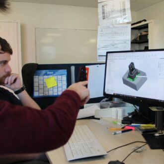 Deux ingénieurs travaillant sur un prototype de batterie