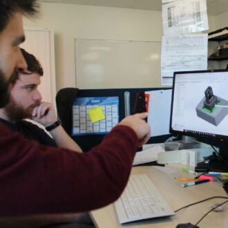Deux ingénieurs travaillant sur un prototype de batterie